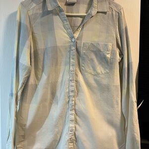 Columbia women’s medium Light Plaid Button Down Shirt has cool fading effect
